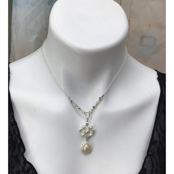 Crown Trifari Cream Faux Pearl with Rhinestone Accents 15" Silver Tone Metal Nec - Picture 2 of 4